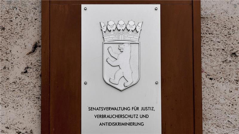 Die Gerichtsvollzieher des Landes Berlin sollen stich- und schusssichere Schutzwesten erhalten. (Symbolbild)