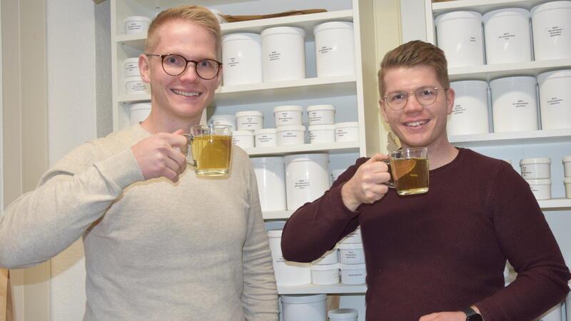 Heiße Ware: Wie in Buxtehude Teespezialitäten entstehen Die Geschäftsführer Kevin (links) und Janek Köpcke in der Entwicklungsabteilung ihrer Teemanufaktur.