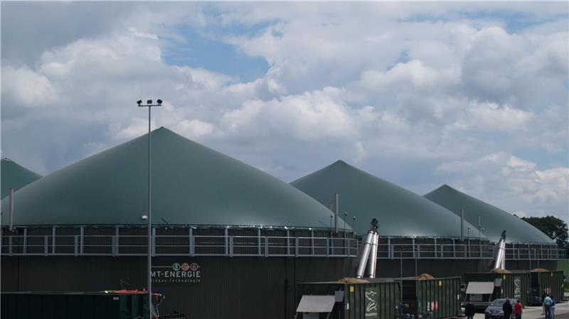 Die Geschäftsführer der Agrogas-Biogasanlage in Malstedt warnen vor den massiven Folgen im derzeitigen Konzept zur Strompreisbremse. Sollte die Übergewinnabschöpfung wie geplant durchgezogen werden, sehen sie viele Biogasanlagen vor dem Aus. Foto: Privat