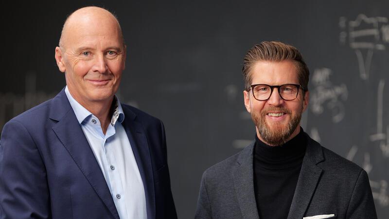 Die Geschäftsführer von Implantcast, Jens Saß (links) und Florian Hoffmann, haben gute Nachrichten für ihre Mitarbeiter - auch wenn sie die Prämie nicht in vollem Umfang zahlen.