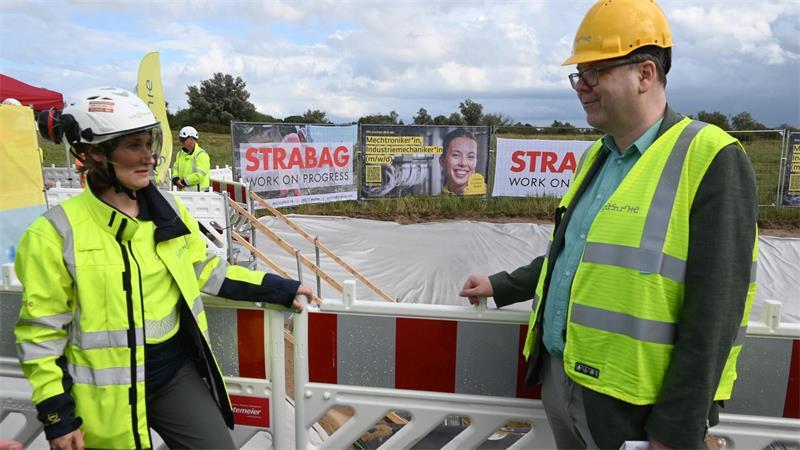Optimistischer Blick in die Röhre: Minister auf Lühesand Die Geschäftsführerin der Gasunie Deutschland, Britta van Boven, erläutert Minister Christian Meyer die Arbeiten auf Lühesand.