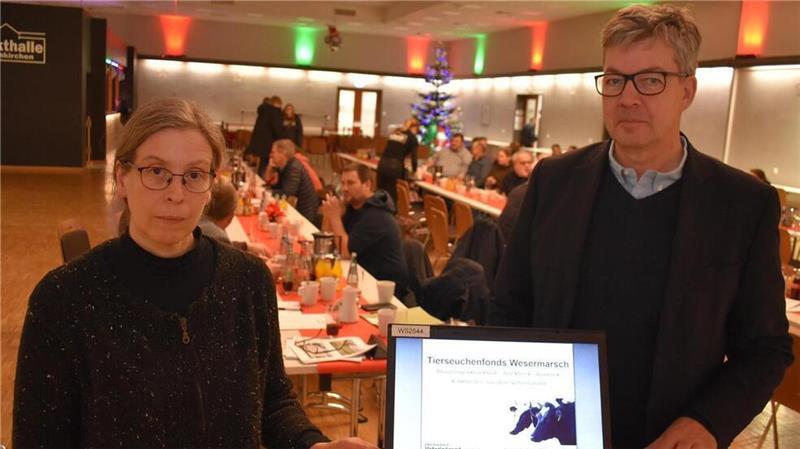 Die Geschäftsführerin des Veterinäramtes, Dr. Melanie Schweizer, mit dem Kreislandvolk-Geschäftsführer Manfred Ostendorf in der Markthalle in Rodenkirchen.