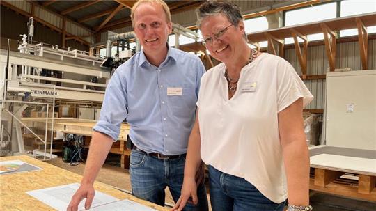 Die Geschäftsführung vor der Multifunktionsbrücke: Dirk und Mirja Holthusen setzen in ihrem Betrieb, der Firma Hölting, auf innovative Maschinen - vor allem aber auf ihre Mitarbeiter.
