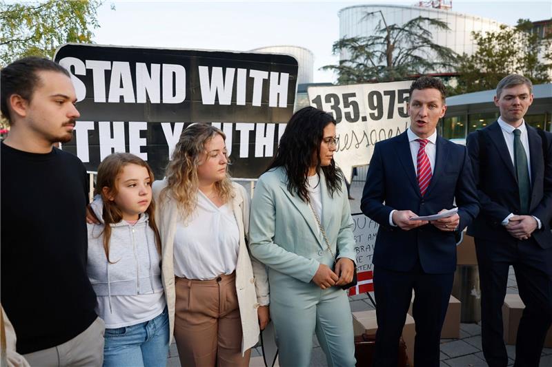 Die Geschwister Martim, Mariana und Claudia Agostinho, Catarine Mota und der Anwalt Gearoid o Cuinn (von links) beschuldigen mit Blick auf die Klimakrise 32 europäische Regierungen, ihre Menschenrechte zu verletzen.