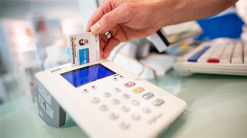„E-Patientenakte für alle“ – Was das für Versicherte heißt Die Gesundheitskarte ist der Türöffner zur elektronischen Patientenakte. Wird sie ins Lesegerät gesteckt, bekommt die Praxis Einblick in Befunde, Arztbriefe und andere Gesundheitsdokumente des Patienten. (Archivbild)