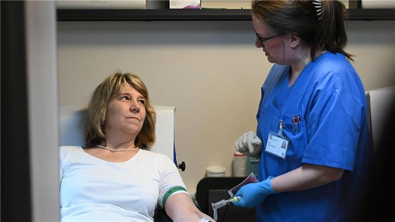 Die Gesundheitsministerin Schleswig-Holsteins spendete direkt vor Ort Blut. 