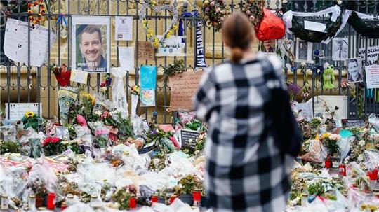 Eine Frau steht am Maktplatz an der Trauerstelle für den getöteten Polizisten. Heute findet im Congress Center Rosengarten eine öffentliche Trauerfeier für den bei einer Messerattacke tödlich verletzten Polizisten Rouven Laur statt. Er starb nach der Attacke am 31. Mai. Fünf weitere Männer wurden verletzt, als ein 25-jähriger Afghane mit einem Messer auf Teilnehmer einer Kundgebung der islamkritischen Bewegung Pax Europa (BPE) einstach.
