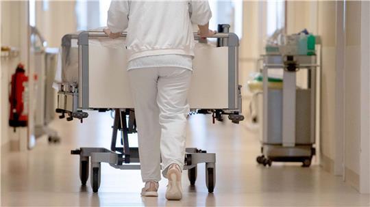 Die Gewalt in Niedersachsens Krankenhäusern nimmt zu: In einer aktuellen Umfrage der Niedersächsischen Krankenhausgesellschaft (NKG) gaben 72 Prozent der befragten Kliniken an, verbale und körperliche Übergriffe hätten in den vergangenen fünf Jahren zugenommen.
