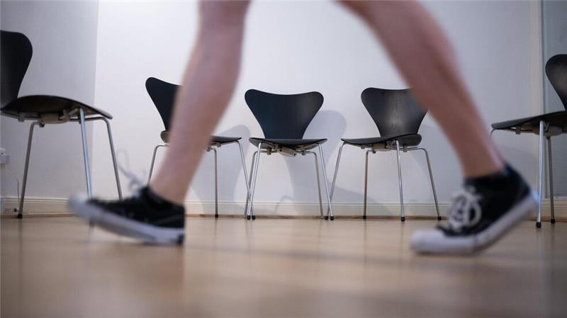 Machen lange Wartezeiten die Patienten aggressiver? Die Gewalt in Praxen und Kliniken nimmt zu. Inzwischen kündigen Mitarbeiter, weil es ihnen reicht. Was sind die Gründe für die zunehmende Aggressivität im Gesundheitswesen?
