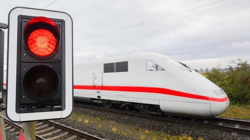 GDL-Warnstreik: Was Fahrgäste nun tun sollten Die Gewerkschaft Deutscher Lokomotivführer (GDL) hat zu einem 20-stündigen Warnstreik bei der Deutschen Bahn aufgerufen.