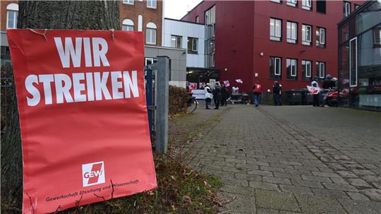 Die Gewerkschaft Erziehung und Wissenschaft (GEW) hat zu ganztägigen Warnstreik an Schulen in Bremen aufgerufen. (Archivbild)