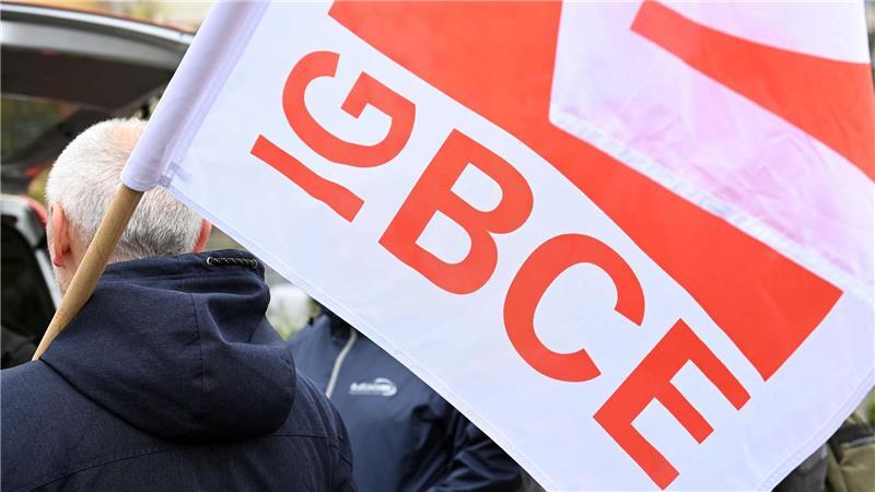 Die Gewerkschaft IG BCE fordert eine Erhöhung der Einkommen für Tarifbeschäftigte und Auszubildende. (Archivbild)