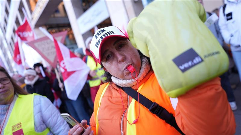 Die Gewerkschaft Verdi hat Beschäftigte im öffentlichen Dienst in Hamburg für Mittwoch zu einem Warnstreik aufgerufen. (Archivbild)