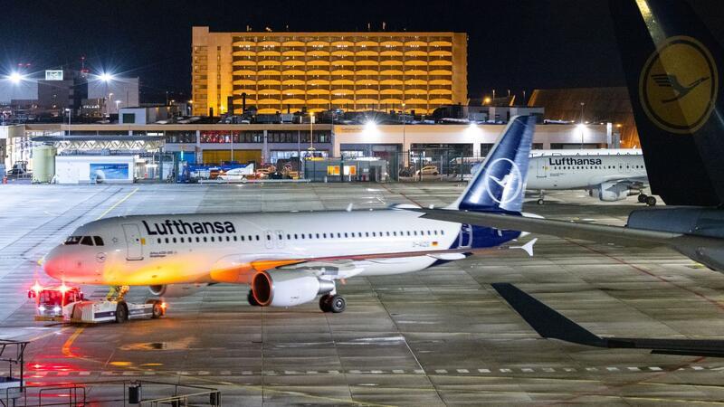 Hunderte Lufthansa-Flüge fallen wegen Warnstreiks aus Die Gewerkschaft Verdi hat das Bodenpersonal der Lufthansa für Dienstag zu einem Warnstreik aufgerufen.