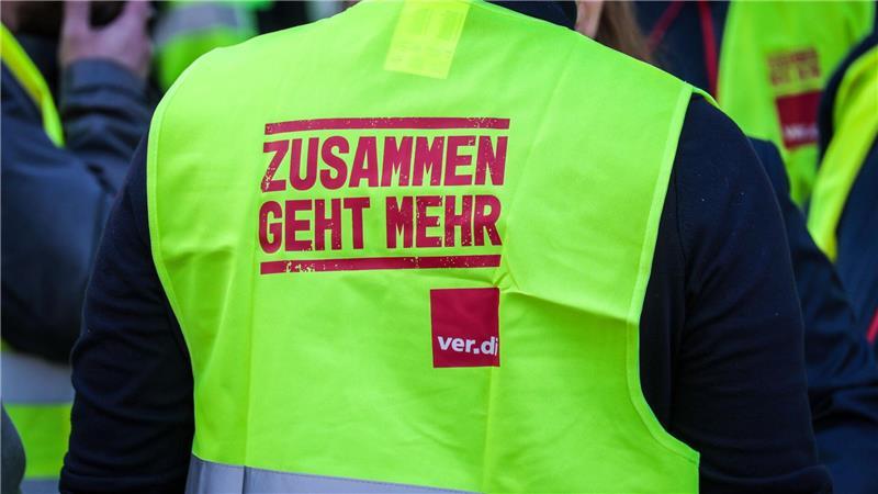 Warnstreik in Bremen: So kommen Werder-Fans ins Stadion Die Gewerkschaft Verdi rief für Freitag zu einer Kundgebung auf.