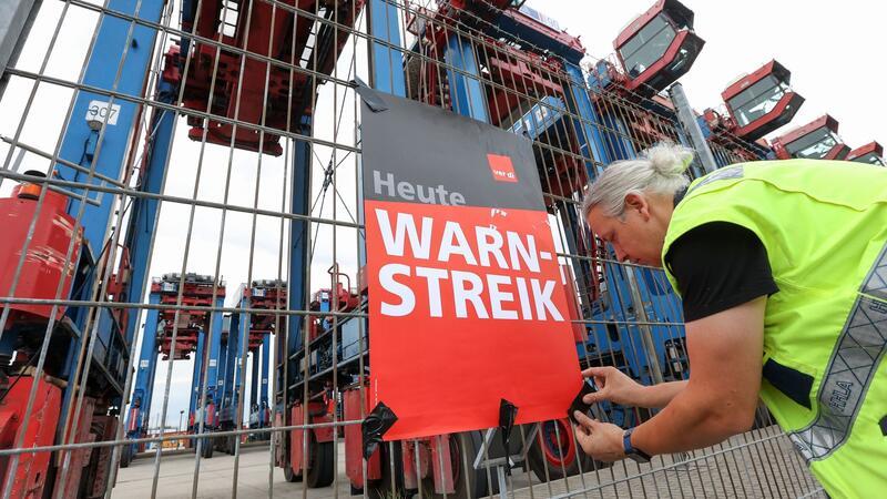 Warnstreik im Hamburger Hafen fortgesetzt Die Gewerkschaft Verdi verlangt für die Beschäftigten eine Erhöhung der Stundenlöhne um drei Euro rückwirkend zum 1. Juni sowie eine Anhebung der Schichtzuschläge.