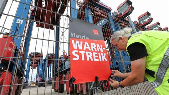 Die Gewerkschaft Verdi verlangt für die Beschäftigten eine Erhöhung der Stundenlöhne um drei Euro rückwirkend zum 1. Juni sowie eine Anhebung der Schichtzuschläge.