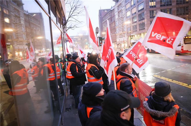 Warnstreik bei Hamburger U-Bahn und Hochbahn-Bussen beendet Die Gewerkschaft Verdi verlangt für die rund 6000 Hochbahn-Beschäftigten monatlich 600 Euro mehr Lohn. Foto: dpa