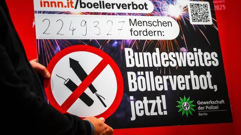 Die Gewerkschaft der Polizei Berlin hat eine Petition für ein Böllerverbot an den Vorsitzenden der Innenministerkonferenz Ulrich Mäurer (SPD) übergeben.