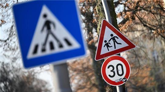 Die Gewerkschaft der Polizei fordert eine Regelgeschwindigkeit von 30 km/h innerorts. (Archivbild)