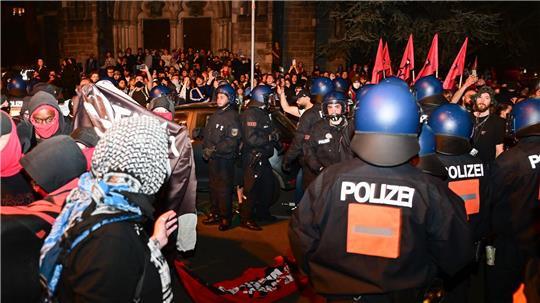 Die Gewerkschaft der Polizei spricht nach der Demonstration am Abend des 1. Mai in Berlin-Kreuzberg von einer gemischten Bilanz. 
