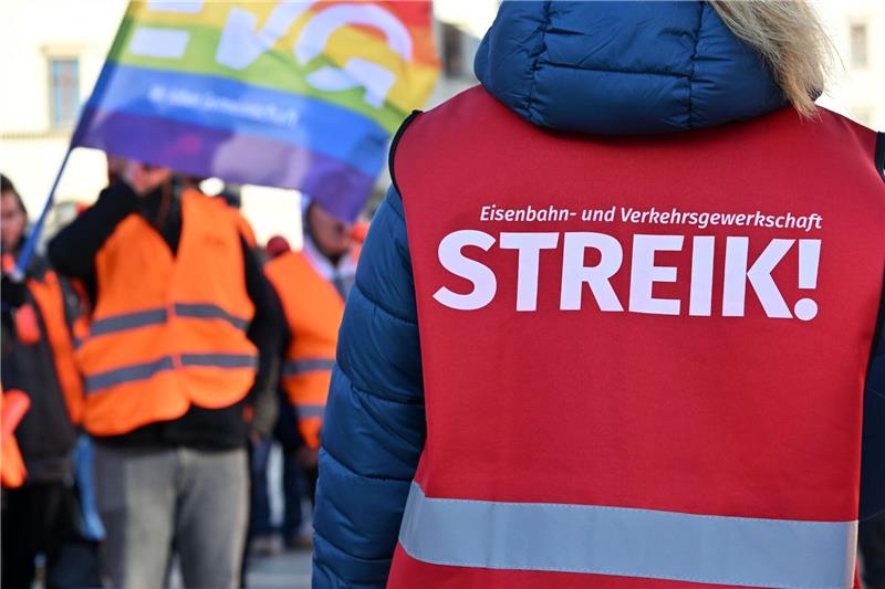 Die Gewerkschaften EVG und Verdi haben weite Teile des öffentlichen Verkehrs lahmgelegt.