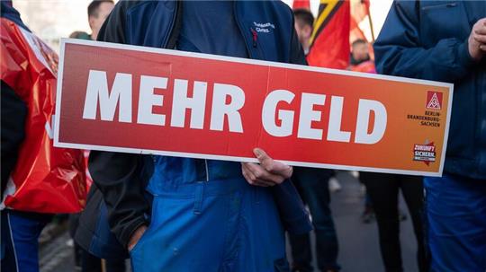 Die Gewerkschaften ringen um kürzere Arbeitszeiten und deutlich mehr Geld.