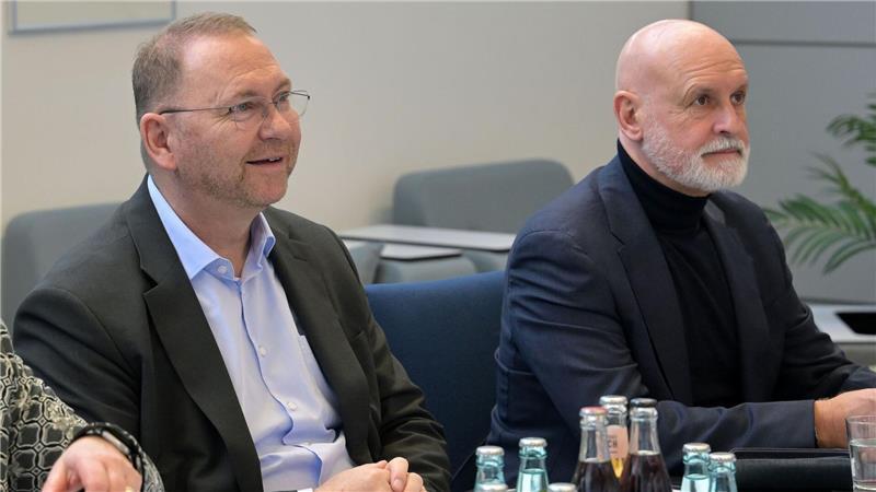 Die Gewerkschaftsvorsitzenden Frank Werneke (Verdi, links) und Volker Geyer (dbb) bereiten auf wachsende Warnstreiks vor. 