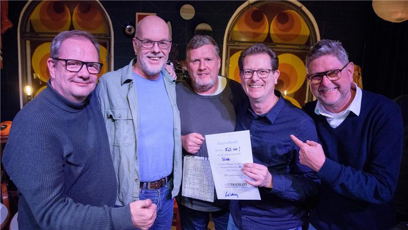 Die Gewinner: Das Fuß vor! (von links: Olaf Wittig, Jörg Rode, Gerd Jann Harms und Daniel Samland) nehmen Preis und Siegerurkunde von TAGEBLATT-Redaktionsleiter Lars Strüning entgegen.