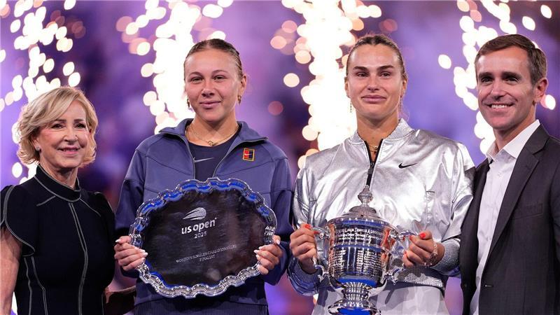 Bilder des Tages Die Gewinnerin im US-Open-Endspiel, Aryna Sabalenka (2.v.r), und die Zweitplatzierte Amanda Anisimova halten ihre Trophäen in der Hand.