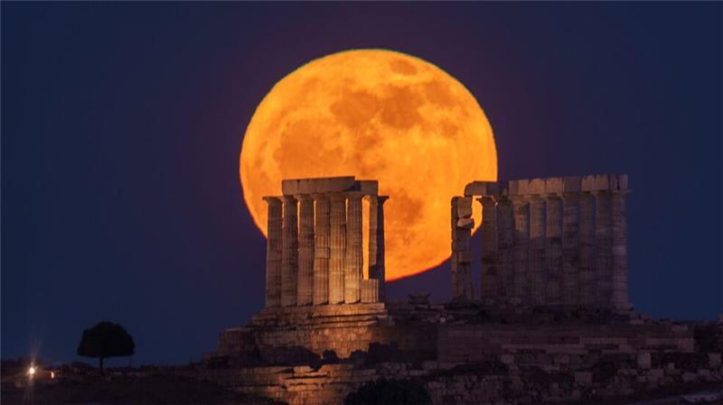 Der Mond ist ein bisschen älter als gedacht Die Gezeitenwirkung der Erde hat den Mond einst noch einmal kräftig aufgeheizt. (Archivbild)