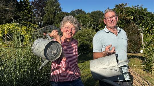 Die Gießkannen sind meist gar nicht erst gefüllt - Kleins brauchen sie nur selten, obwohl ihr Garten fast 7000 Quadratmeter groß ist.