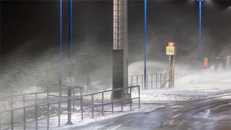 Die Gischt der Nordsee peitscht auf den Fähranleger Dagebüll. Am Dienstagmorgen soll es an der Nordseeküste und im Elbegebiet eine Sturmflut geben.