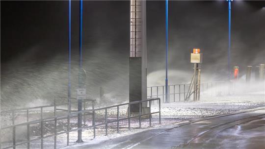 Die Gischt der Nordsee peitscht auf den Fähranleger Dagebüll. Am Dienstagmorgen soll es an der Nordseeküste und im Elbegebiet eine Sturmflut geben.
