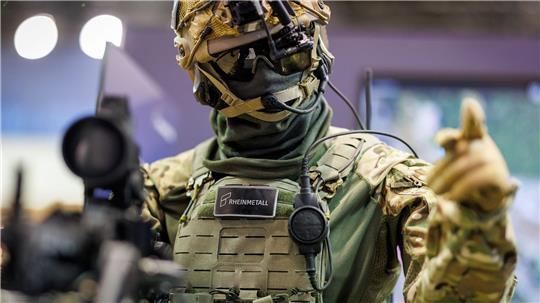 Die Gladius genannte Kampfausrüstung von Rheinmetall auf der Nürnberger Sicherheitstechnik-Messe Enforce Tac 2025. Ähnlich sieht die nun bestellte Bundeswehr-Ausrüstung aus. (Archivbild)