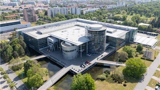 Die Gläserne Manufaktur ist der kleinste VW-Standort. (Archivbild)