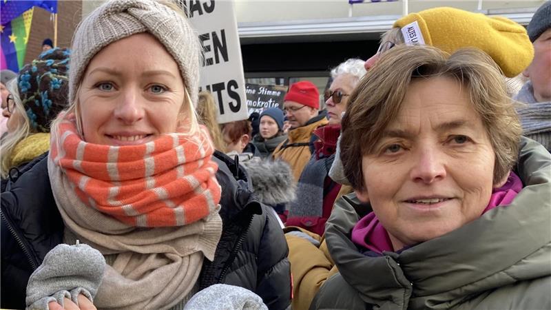 Frauen im Kreis Stade machen Druck für elektronische Fußfessel Die Gleichstellungsbeauftragten Elena Knoop (links) und Gabi Schnackenberg machen Druck für eine schnelle Einführung der elektronischen Fußfessel in Niedersachsen.