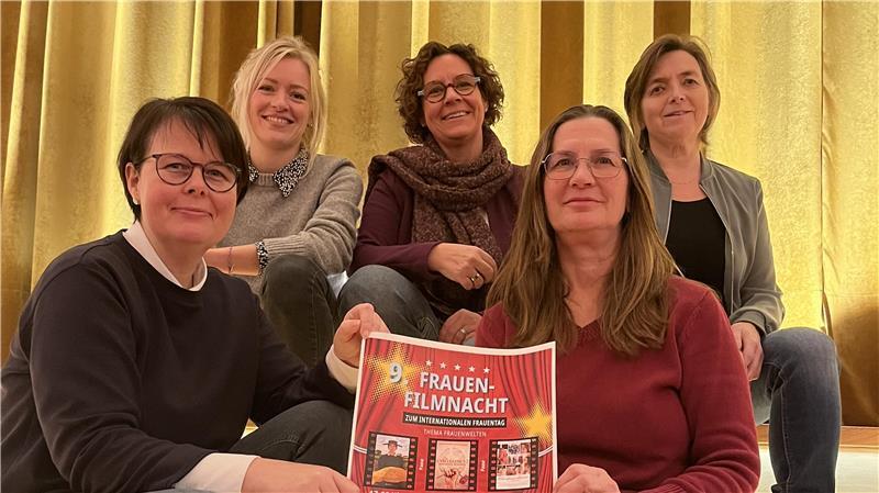 Die Gleichstellungsbeauftragten Jessica Jennrich (Samtgemeinde Harsefeld), Elena Knoop (Landkreis Stade), Gabi Schnackenberg (Stadt Buxtehude) und Daniela Subei (Samtgemeinde Horneburg) und Hiltrud Gold (Samtgemeinde Oldendorf-Himmelpforten) laden zur 9. Frauenfilmnacht ins Kino-Hotel Meyer in Harsefeld.
