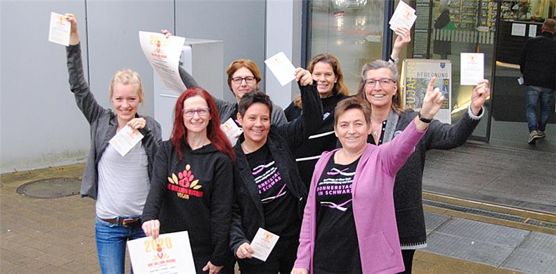 Die Gleichstellungsbeauftragten aus dem Landkreis Stade und ihre Mitstreiterinnen rufen zur Tanzdemo „One Billion Rising“ auf: Am 14. Februar 2020, ab 17.30 Uhr wird in Buxtehude wieder auf der Straße getanzt. Foto: Richter