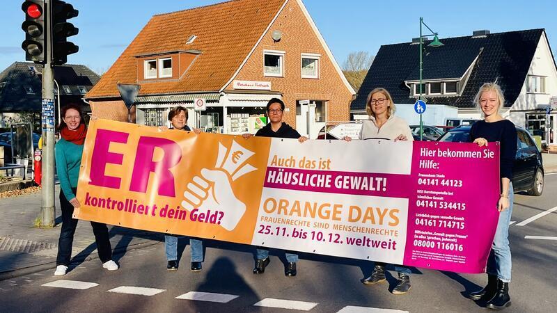 Die Gleichstellungsbeauftragten mit einem der Plakate, die an vielen Orten im Kreis aufgehängt werden.
