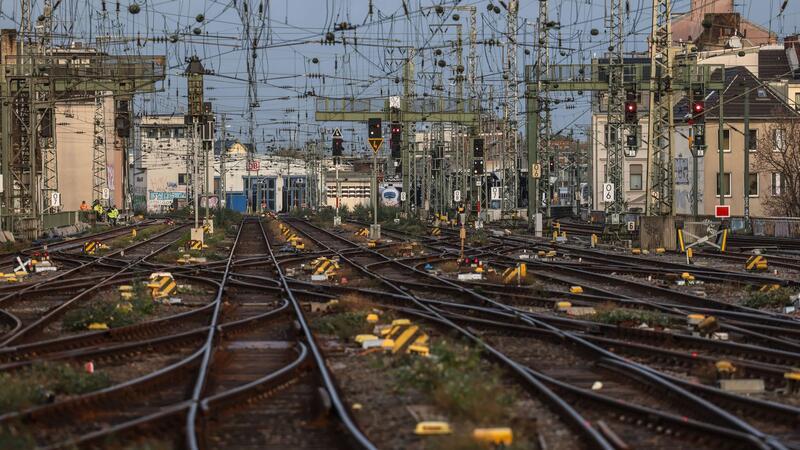 Lattenrost auf den S-Bahn-Gleisen: keine Verletzten Die Gleise vor dem Bahnhof sind leer.