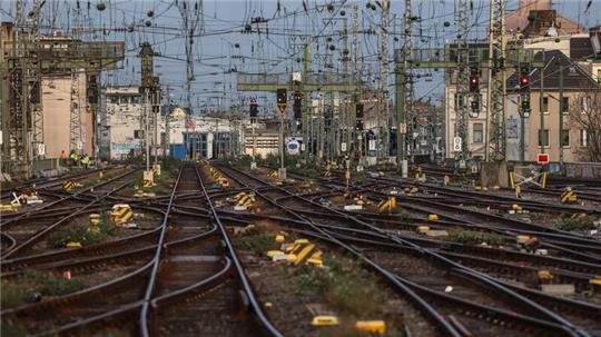 Die Gleise vor dem Bahnhof sind leer.