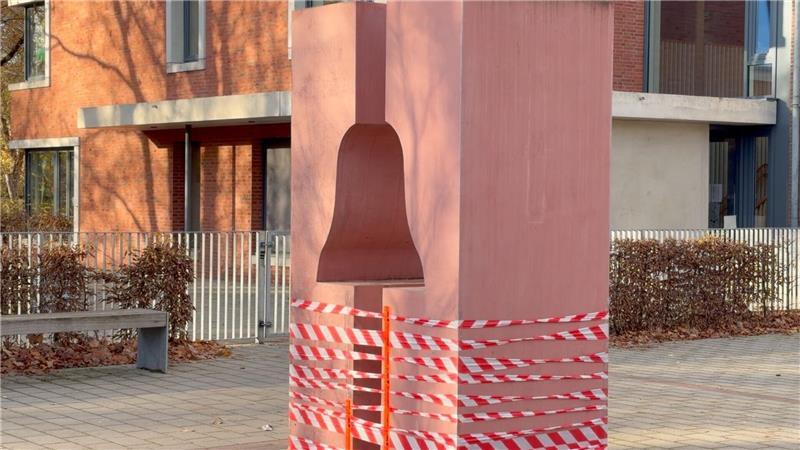 Bremer Kirchenglocke gestohlen: Gemeinde „geschockt und fassungslos“ Die Glocke war ursprünglich Bestandteil eines Glockenspiels in einem Kirchturm und stand seit dem Abriss des Turms in dem steinernen Gestell.