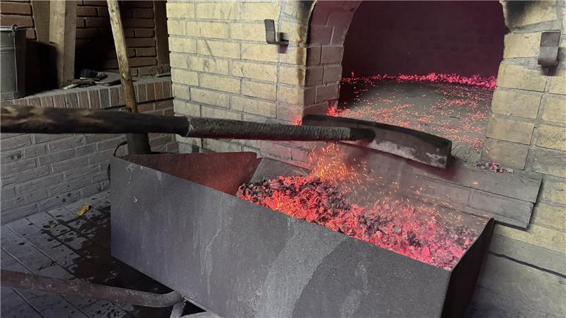 Der letzte Backtag in Agathenburg: Die Kunst, ein Höllenfeuer zu zähmen Die Glut muss aus dem Ofen, sonst verbrennen die Brote und Kuchen von unten.