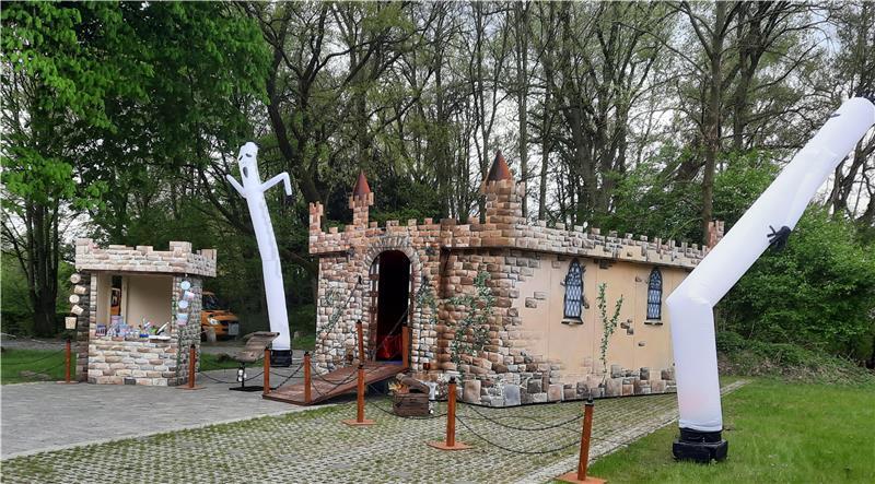 Die Gnarrenburger Puppenbühne gastiert mit ihrem mobilen Theaterschloss in Stade.