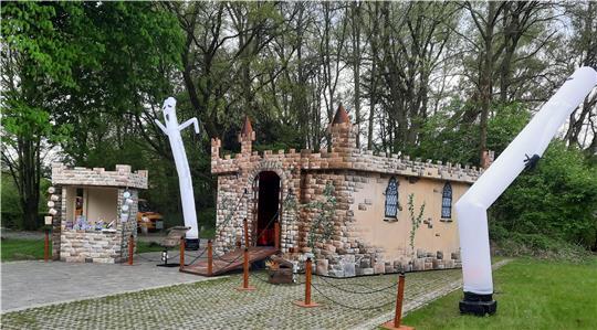 Die Gnarrenburger Puppenbühne gastiert mit ihrem mobilen Theaterschloss in Stade.