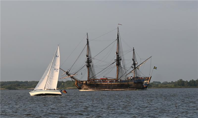 Die „Götheborg of Sweden“ liegt auch am Donnerstag noch auf der Elbe vor Bassenfleth auf Reede. Foto: Vasel
