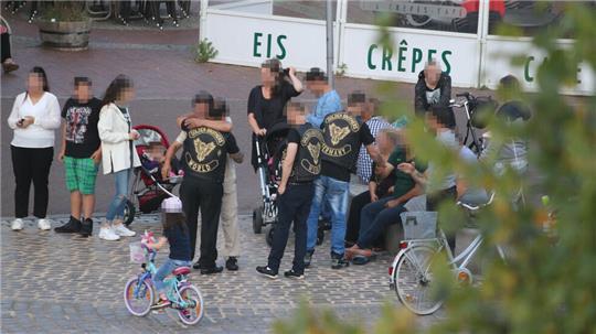 Die "Golden Brothers" 2016 auf dem Kaemmererplatz. Vier mutmaßliche Mitglieder der Bande mussten sich drei Jahre später vor dem Landgericht Stade verantworten. Der Hauptbeschuldigte soll mit Drogen-Deals über 300.000 Euro Gewinn erzielt haben.