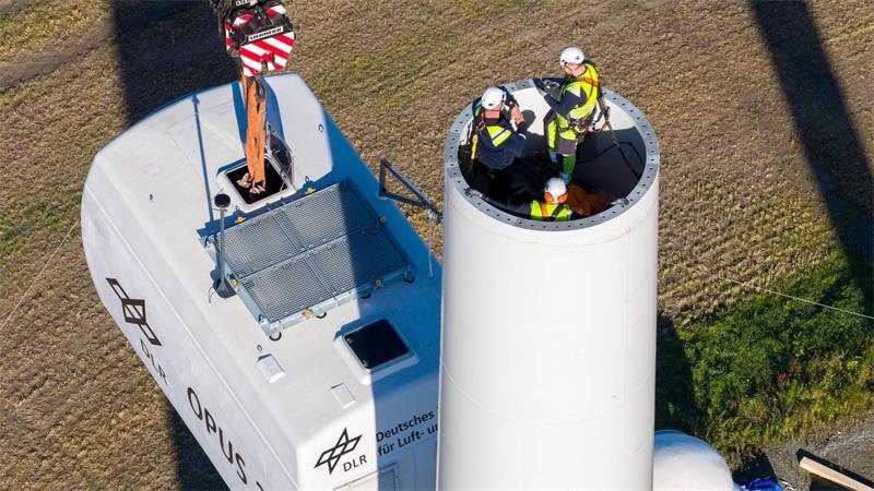 29 Tonnen am Haken: In Krummendeich entsteht ein begehrtes Forschungsobjekt Die Gondel wird an der modularen Windkraftanlage OPUS 3 montiert.