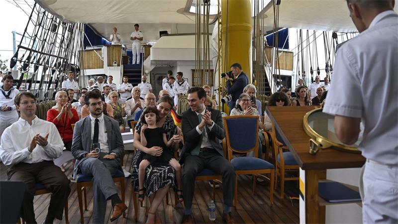 „Wir kommen zurück“ – Wieso New Yorker Juden Deutsche werden Die Gorch Fock ankert derzeit in New York und wurde zum Schauplatz einer Einbürgerungszeremonie für Nachkommen von NS-Verfolgten.
